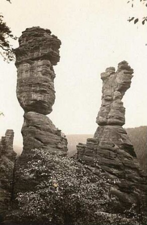 Sächsische Schweiz, Bielatal. Große und Kleine Herkulessäule (links: Schiefer Turm)