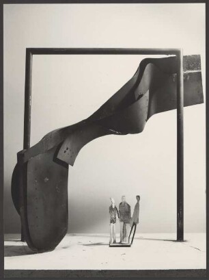 Fotoaufnahme einer Maquette für ein Fahnentor von Bernhard Heiliger aus dem Jahre 1984