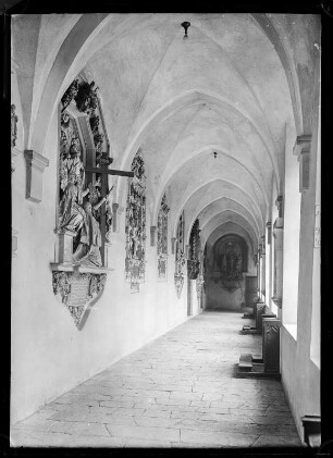 Paderborn. Hohe Dom St. Maria, St. Liborius, St. Kilian. Kreuzgang mit Stationen und Epitaphen