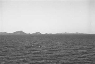 Bucht von Perim : Blick vom Meer auf die vulkanische Insel Perim