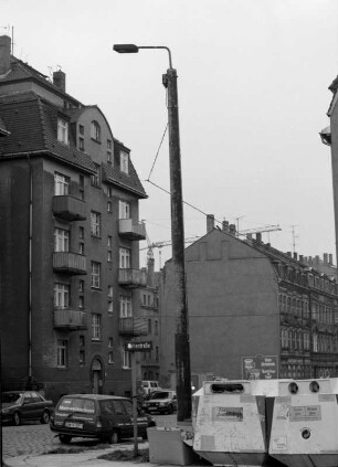 Elektrische Straßenleuchte auf Betonmast und mit Stromversorgung über Luftkabel. Im Vordergrund Wertstoffbehälter, im Hintergrund Wohnbauten Eisenberger Straße : Dresden-Neustadt, Gehestraße / Ecke Eisenberger Straße. Elektrische Straßenleuchte auf Betonmast und mit Stromversorgung über Luftkabel. Im Vordergrund Wertstoffbehälter, im Hintergrund Wohnbauten Eisenberger Straße