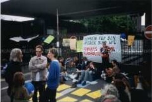 Protestkundgebung des Aktionsbündnisses "Stopp dem Krieg" gegen den NATO-Militäreinsatz in Jugoslawien vor dem Bundesministerium der Verteidigung, Hardthöhe