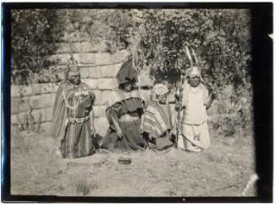 Indianer in alter Tracht, die Sonne anbetend, auf der Isla de la Luna