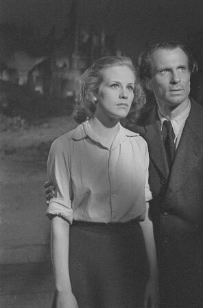 Aufnahmen vom Dreh des ersten deutschen Trümmerfilms "Die Mörder sind unter uns" durch die DEFA : Szene mit Hildegard Knef und Ernst Wilhelm Borchert