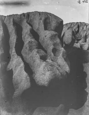 Felsformation : Granitblock mit ausgewaschenen Rinnen und Hohlkehle.