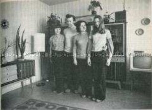 Familie in ihrer Neubauwohnung