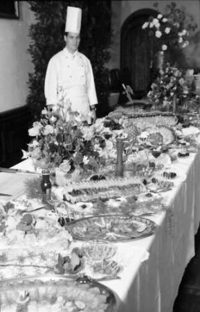 Freiburg: Kaufhaus; Empfang des italienischen Konsuls Mario Carfi zum Nationalfeiertag; Buffet
