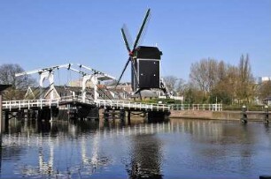 Leiden - Windmühle und Zugbrücke : Zugbrücke mit Windmühle am Rande der Altstadt, aufgenommen am 6. April 2010 in Leiden