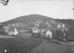 Bärenfels. Ortsteilansicht mit Spitzberg (750 m). Blick nach Süden