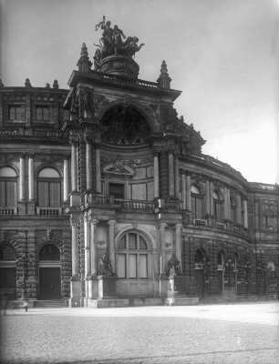 Dresden, Semperoper : Dresden-Altstadt. Semperoper. Fassadenschmuck mit Quadriga