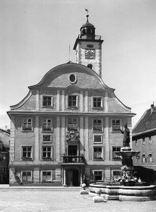 Eichstätt. Rathaus (1444; Umbauten um 1760 und 1823-1824). Ansicht mit Willibaldsbrunnen (1695; J. Engel, H. Krumpper)