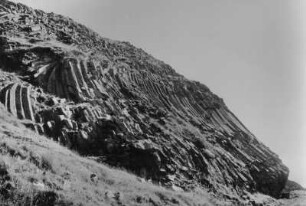 Felsmassiv aus kristallinischen Basalt, Island