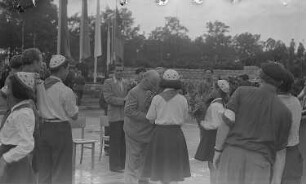 Pionierrepublik "Ernst Thälmann" in Wuhlheide : Pioniere überreichen Wilhelm Pieck Blumensträuße