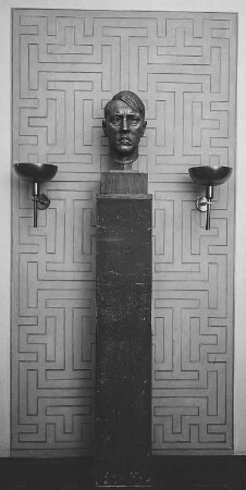Dresden-Pirnaische Vorstadt, 18. Volksschule, Inneres, Flur, Hitlerbüste auf Sockel, gerahmt von Wandleuchten vor einer u.a. Hakenkreuzwand gestalteten Wandfläche, um 1935