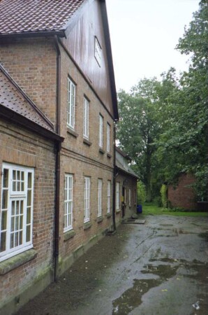 Dorfstraße 17: Bauernhaus: Traufseite: Quergiebel mit Verbretterung: hinten Eingangstür