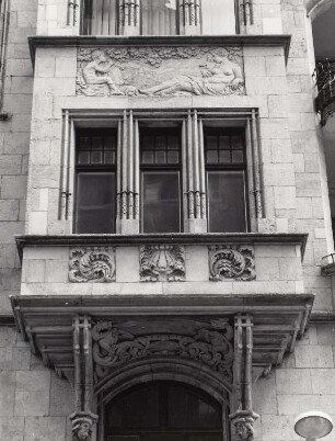 Leipzig-Anger Crottendorf, Markgrafenstraße 10 / Schulstraße 3. Wohn- und Geschäftshaus (1900/1901). Erkeransatz und 1. Obergeschoß mit allegorischem Relief "Sommer"
