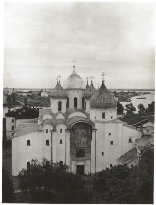 Nowgorod (Weliki Nowgorod), Russland. Kreml. Sophienkathedrale (1045-1052), Blick vom Glockenturm "Stundenläuter" des Euthymois auf die Westseite, im Hintergrund Stadtteil am Wolchow