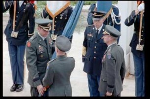 Fotografie: Kommandoübergabe von US-Stadtkommandant Major General John H. Mitchell an Major General Raymond E. Haddock in West-Berlin