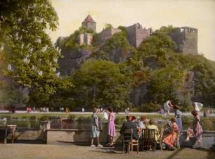 Burg Giebichenstein über die Saale : Halle (Saale). Blick über die Saale zur Burg Giebichenstein