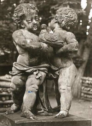 Puttengruppe: Knabe und Mädchen mit Taube : Puttengruppe im Ehrenhof, Höhe 1,20m