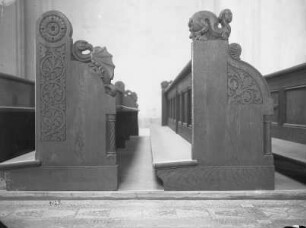 Kirchengestühlwangen mit Fabeltieren