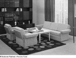 Couchtisch : Wohnzimmermöbel (1972; Möbelkombinat Halle). Ansicht mit Sitzgruppe und Couchtisch vor Anbauwand