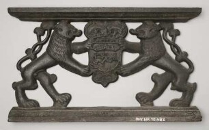 Ofenfuß mit Monogrammen auf Wappenschild