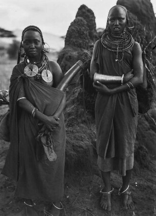 Frauenportrait : Gruppenportrait einiger Frauen vor einem Termitenhügel. Aufnahmeort unweit der Grenze zwischen Tansania und Kenia