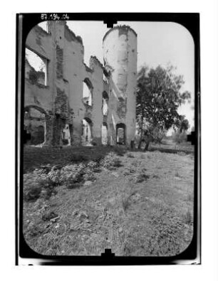 Dargun. Schloßruine (Zerstörung 1945). Teilansicht mit Eckturm