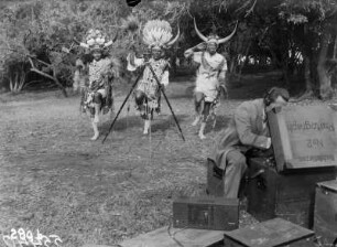 Paul Lieberenz und Zulu : Paul Lieberenz bei der Tonaufnahme von Zulu-Gesang und Tanz