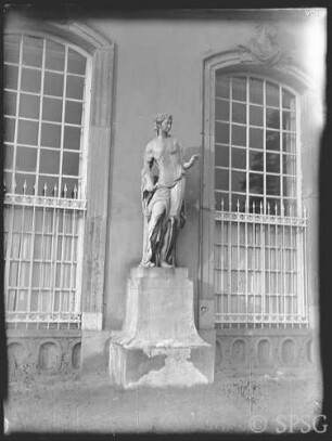 Potsdam, Park Sanssouci, Bildergalerie, Blick auf eine Statue.