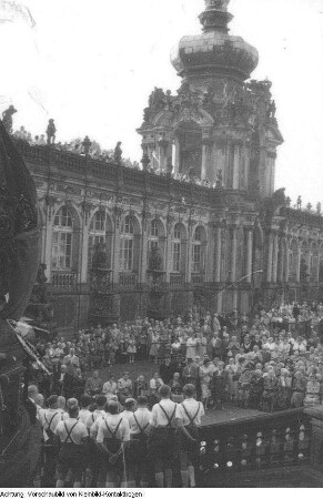 Dresden, Zwinger. Veranstaltung der Volkssolidarität im Zwingerhof, um 1957