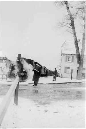Lok 12, Bahnhof Hechingen, der Stationsschaffner sichert mit der Signalflagge den Bahnübergang