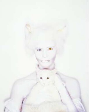 Lisa weiß geschminkt mit Katze : Model mit weißer Kleidung und Kopfschmuck eine weiße Katze haltend
