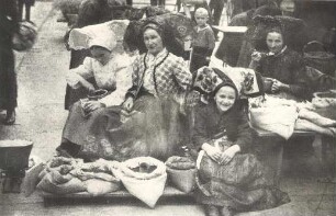 Wochenmarkt in Cottbus : Ort: Choćebuz / Cottbus. Szene auf dem Wochenmarkt um 1920.