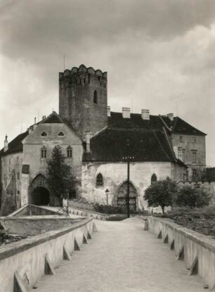 Vranov nad Dyjí (Frain). Schloss (1687–1695, J. B. Fischer v. Erlach). Blick über die Brücke zum Haupteingang (Alte Burg)