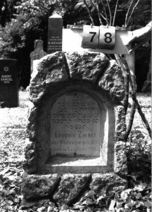 Grabstein 78 (Index: 100101542) Material: Kalkstein, weiße Marmorplatte Zustand: gut Maße HxBxT: 88x49x26 cm Beschreibung: Stele, rustica, Schriftplatte mit Rundbogenabschluß: Grabstein 78