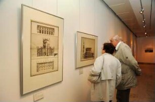 Ausstellungsbesucher während der Führung durch PD Gerhard Poppe im Buchmuseum