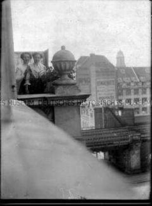Frauen auf einem Balkon in der Nähe des Alexanderplatzes in Berlin, 1. Weltkrieg