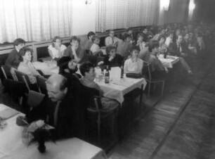 Berlin-Prenzlauer Berg. Saalbau, Bötzowstraße. 5. Literaturball. Besucher im Saal, an Tischen sitzend