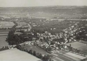 Stadtteilansicht mit Lockwitzbach (links) gegen das Elbtal (Dresden-Hosterwitz)