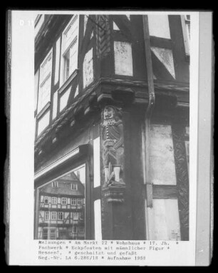 Eckpfosten mit männlicher Figur