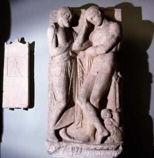 Athen. Archäologisches Nationalmuseum 871. Große Grabstele, einst in Naiskosform. Um 340 v. Chr. Fund 1840, Kerameikós. Handwerkliche Nachahmung von 869 v. Chr