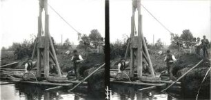 Seifhennersdorf. Zollstraßenbrücke über die Mandau am Kretscham. Bauarbeiten mit der kleinen Pfahlramme