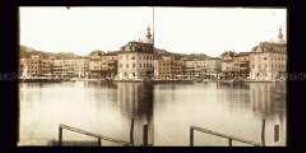 Blick vom See zum Postgebäude, Gmunden