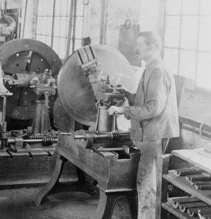 Abdrehen der Kugelform : Technikgeschichte | Technologie | Maschinenbau und Eisengiesserei | Schwungrad und Seilscheiben-Fabrikation | Cottbusser Maschinenbau-Anstalt und Eisengießerei AG
