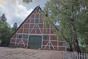 Möllner Landstraße 3: Fachwerkhaus mit Reetdach: Giebelseite Wirtschaftstrakt mit Scheunentor