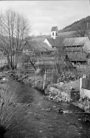 Dorfstraße mit Kirche von Tegernau