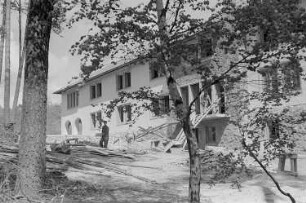 Baustelle der Pionierrepublik "Wilhelm Pieck" am Werbellinsee : Arbeiter auf der Baustelle des Lagerhauptgebäudes
