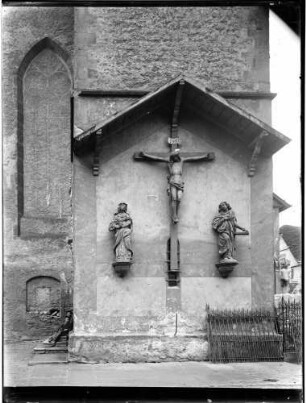 Tauberbischofsheim Kirche Außenansicht Kreuzigungsgruppe